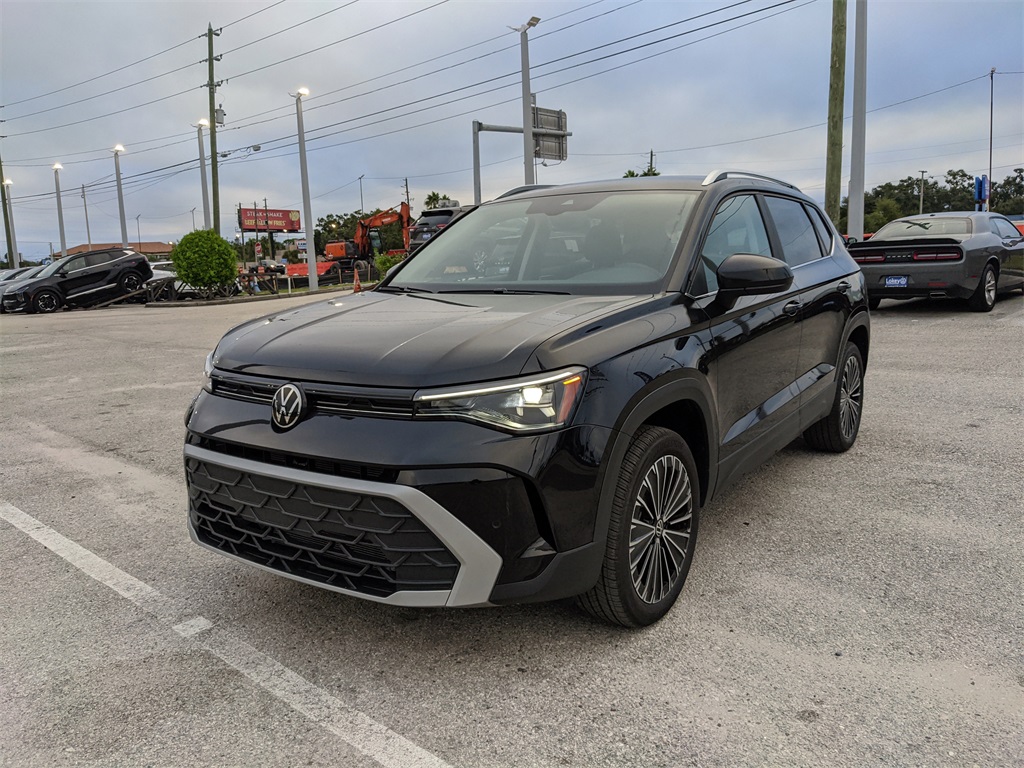 2025 Volkswagen Taos SE photo 3