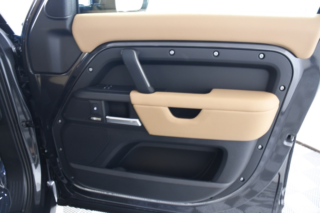2025 Land Rover Defender 130 V8 photo 15