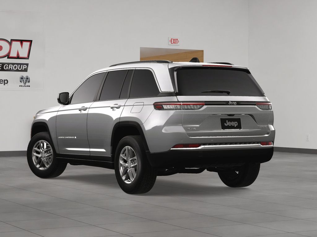 2025 Jeep Grand Cherokee Laredo photo 4