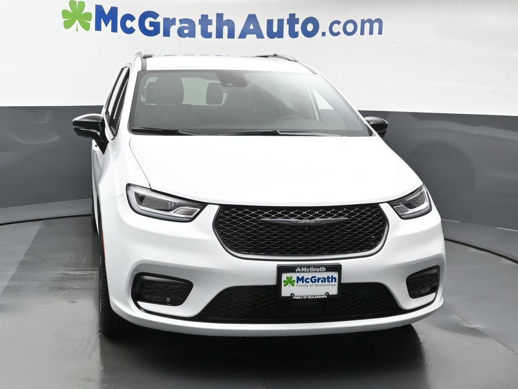 2026 Chrysler Pacifica photo 2