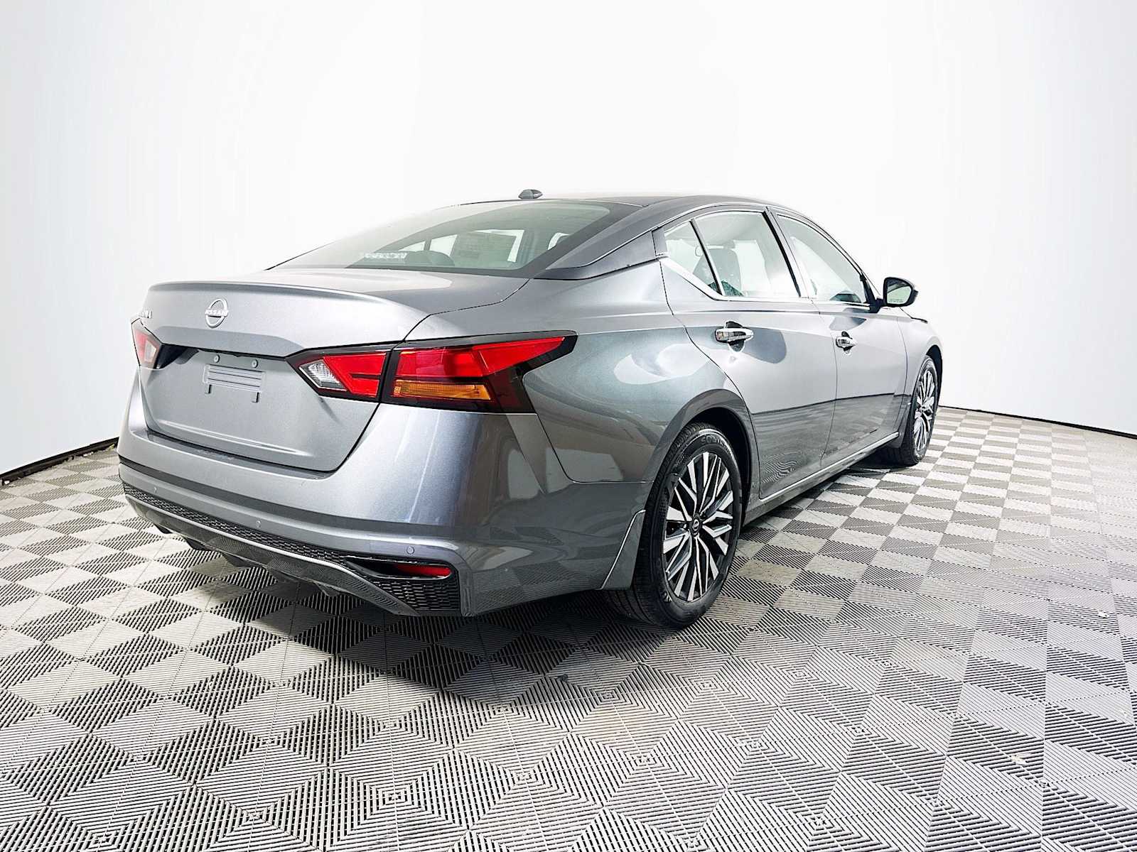 2025 Nissan Altima 2.5 SV photo 2