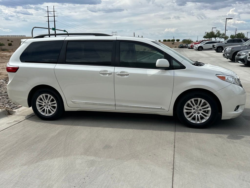 2017 Toyota Sienna XLE photo 2