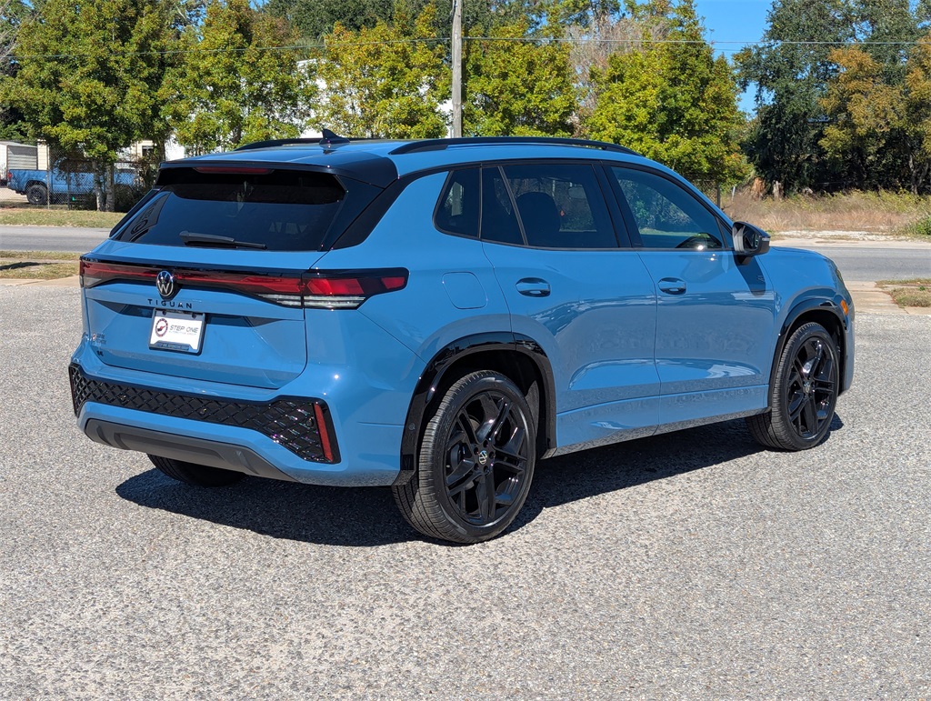 2026 Volkswagen Tiguan SE R-Line Black photo 2