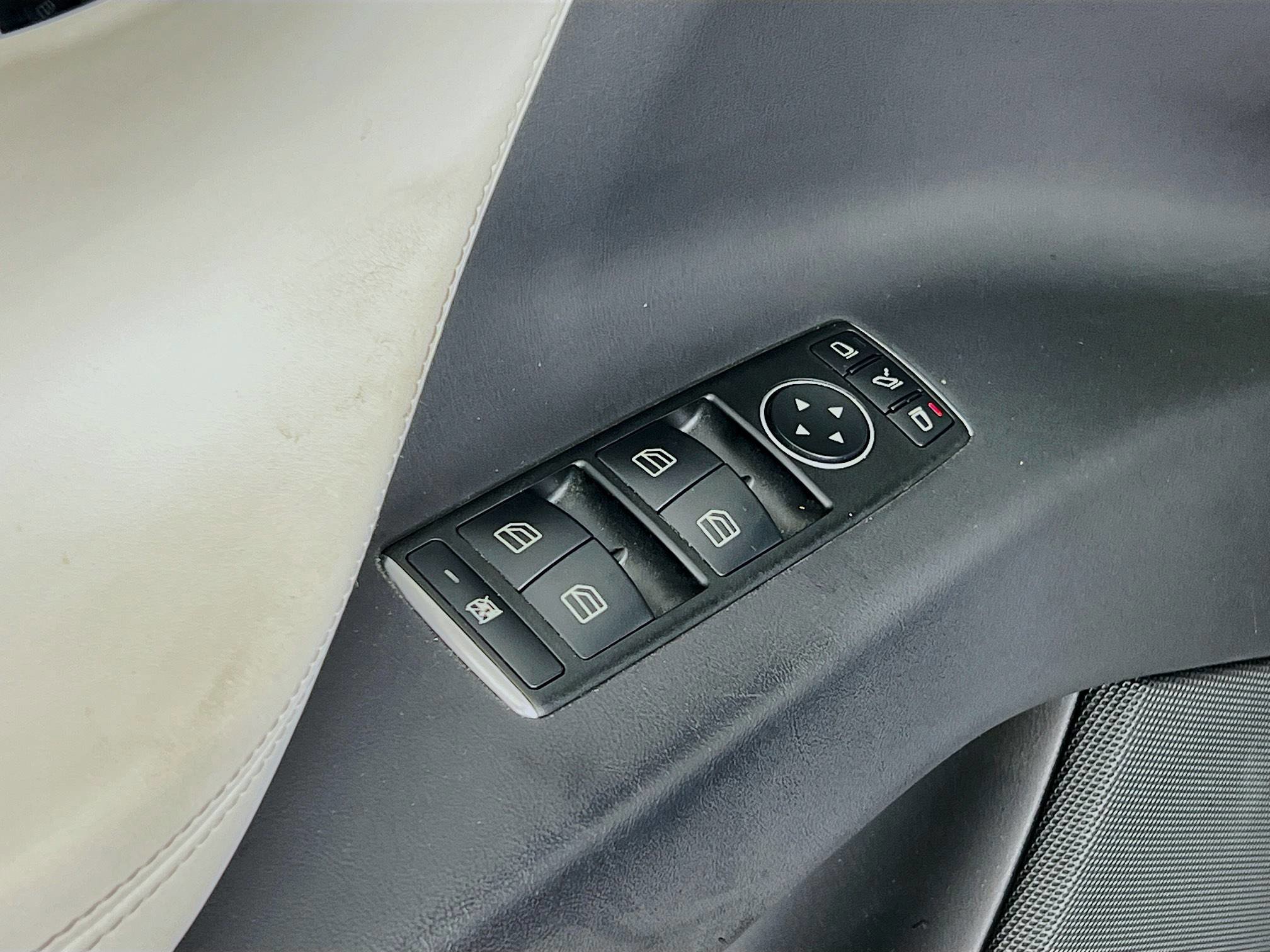 2019 Tesla Model X 75D photo 10