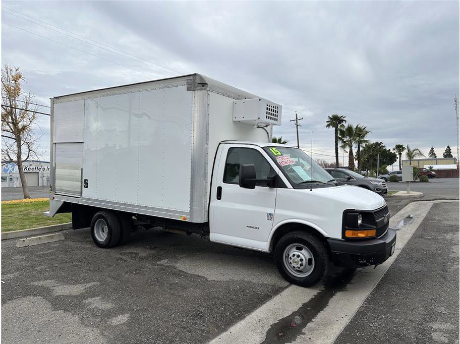 Used 2015 Summit White Chevrolet Cutaway Van 2D image 1