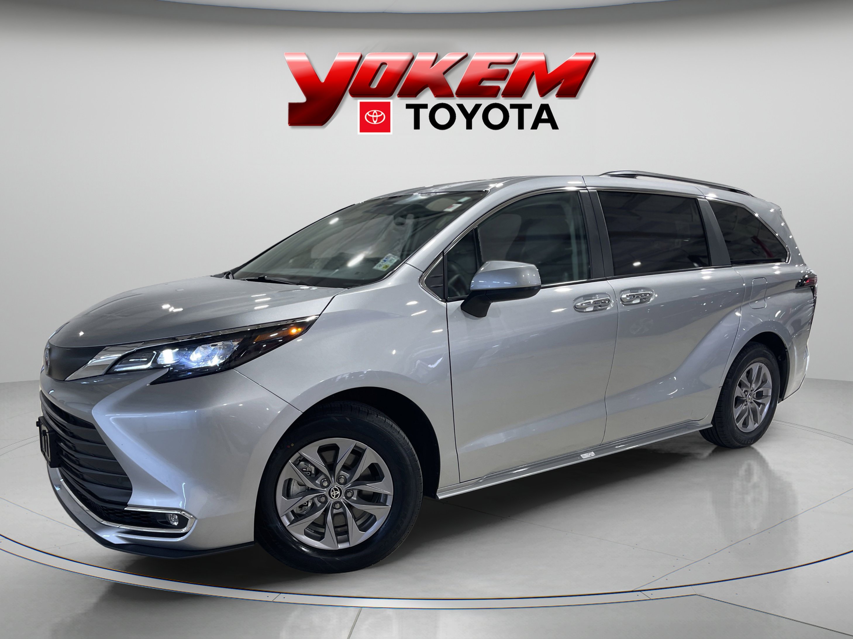 2024 Toyota Sienna XLE's photo