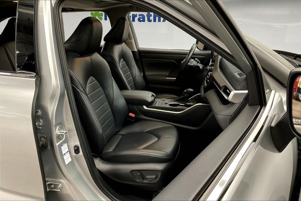 2022 Toyota Highlander Hybrid XLE photo 8