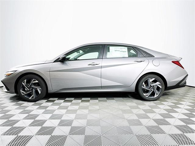 2025 Hyundai Elantra SEL Sport photo 3