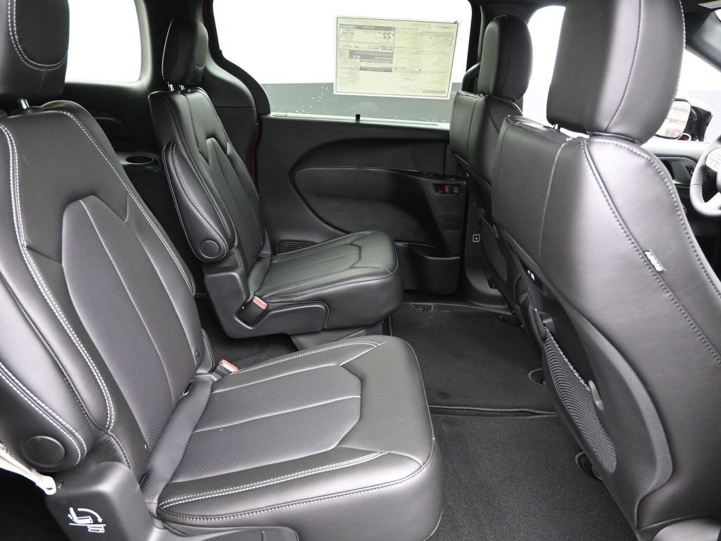 2026 Chrysler Pacifica photo 6