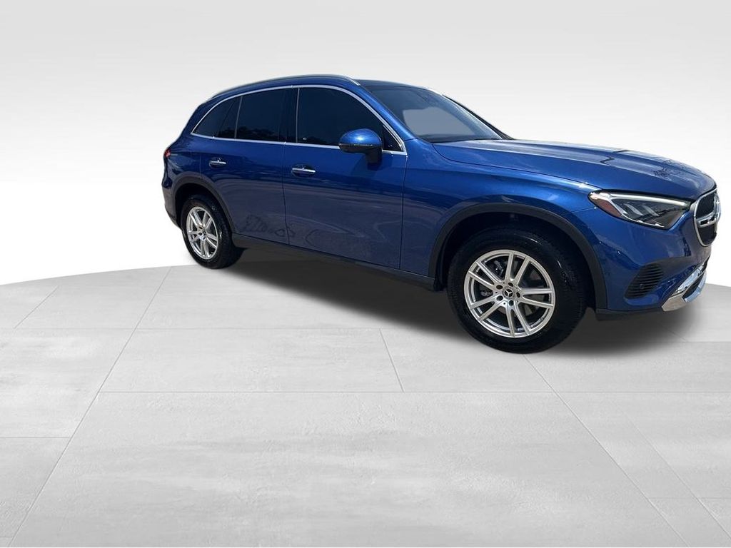 2025 Mercedes Benz GLC 300 photo 2