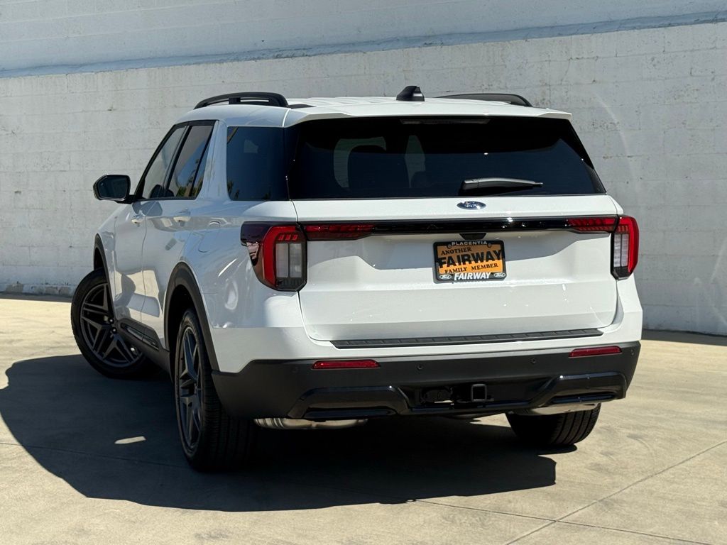 2025 Ford Explorer ST-Line photo 2