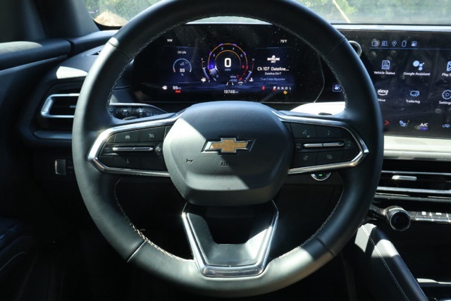 2025 Chevrolet Traverse photo 2