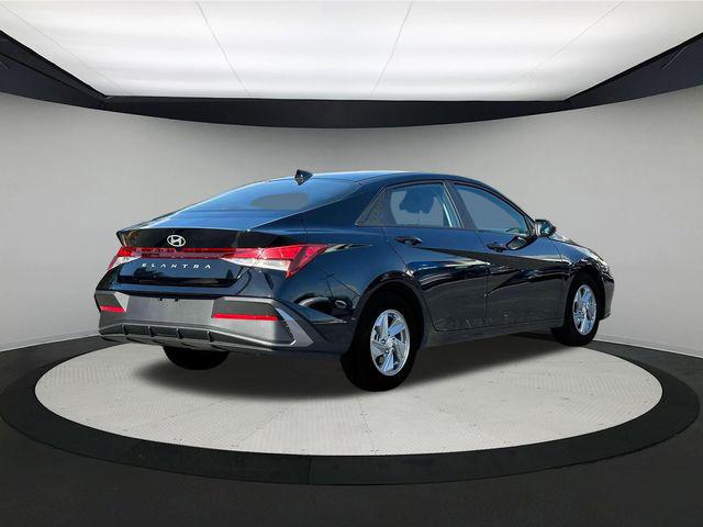 2025 Hyundai Elantra SE photo 7