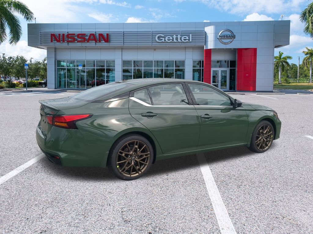 2025 Nissan Altima SR photo 4