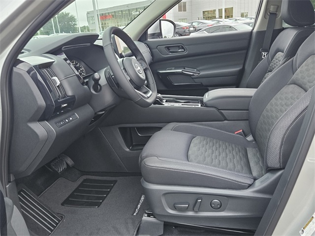 2025 Nissan Pathfinder SV photo 4