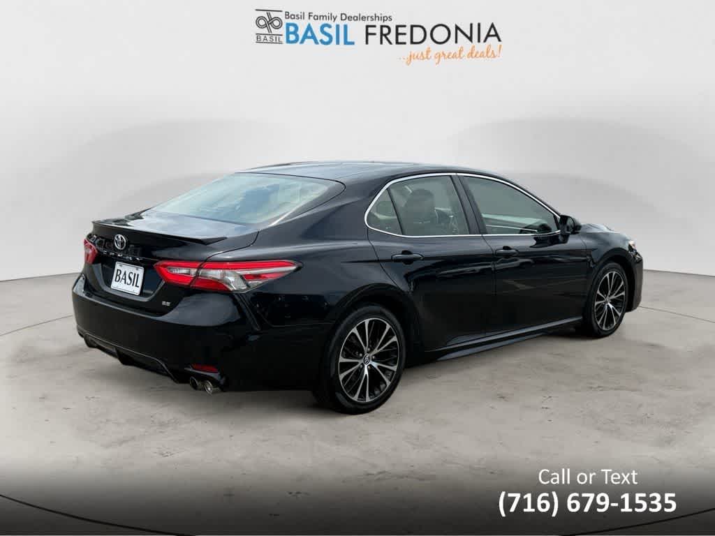 2018 Toyota Camry SE photo 3