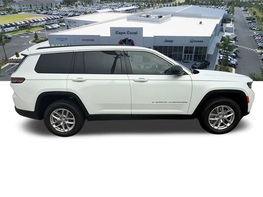 2025 Jeep Grand Cherokee Laredo photo 3