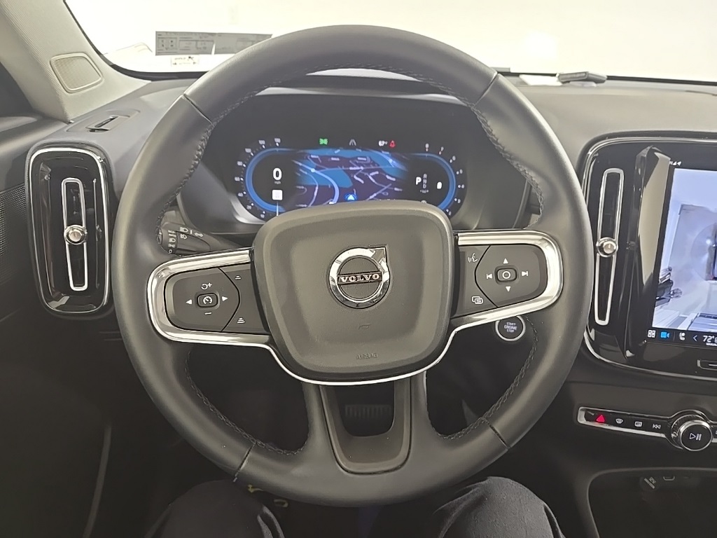 2025 Volvo XC40 Plus photo 11