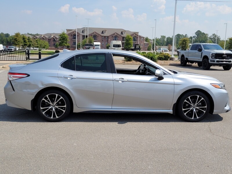 2020 Toyota Camry SE photo 2