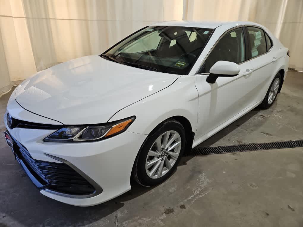 2024 Toyota Camry LE's photo