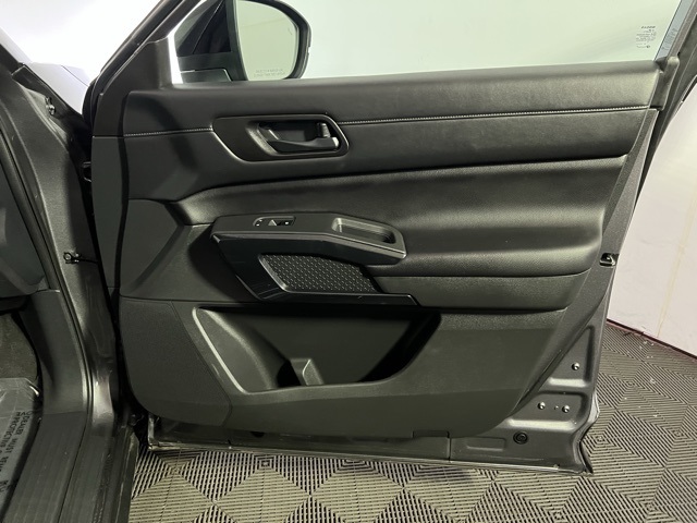 2024 Nissan Pathfinder S photo 27