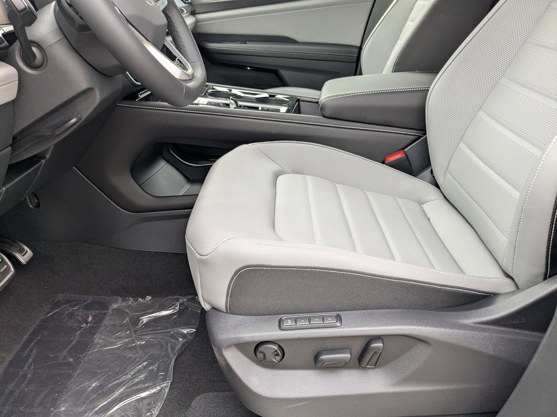 2026 Volkswagen Atlas Cross Sport SEL R-Line photo 2