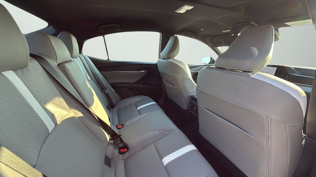 2025 Toyota Camry SE photo 13