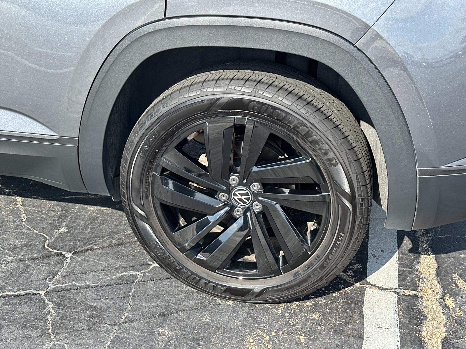 2023 Volkswagen Atlas Cross Sport V6 SE Technology photo 3