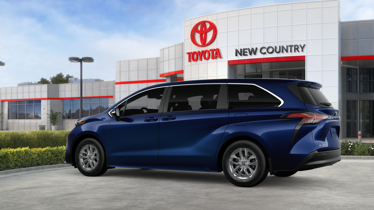 2026 Toyota Sienna LE photo 3