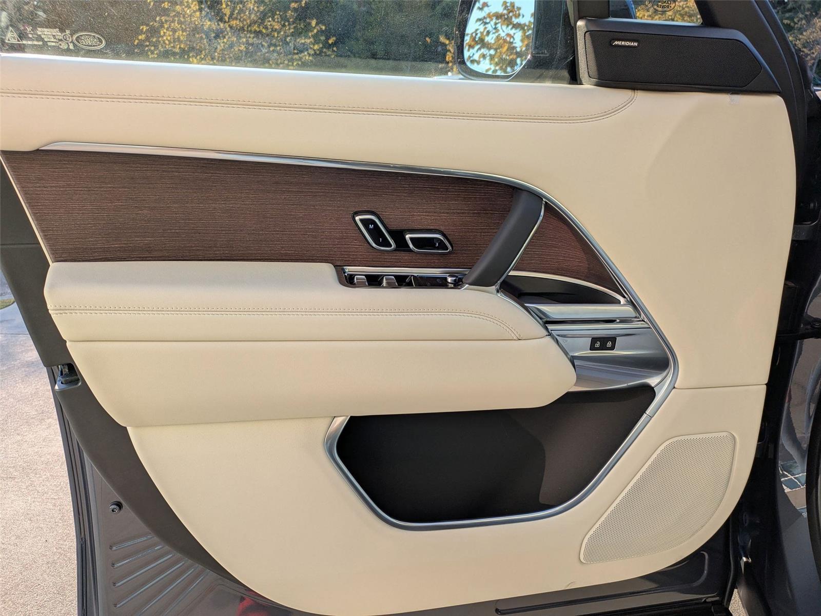2025 Land Rover Range Rover SE photo 11