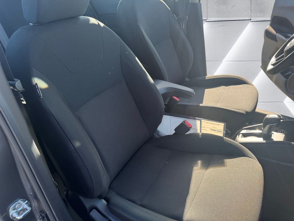 2025 Nissan Kicks Play S photo 14