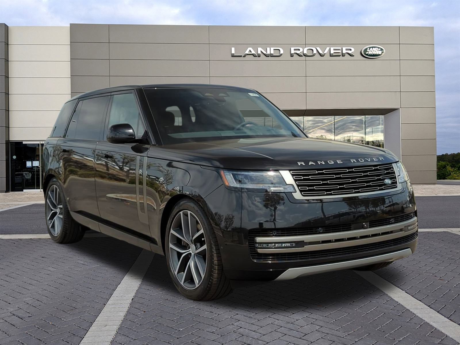 2025 Land Rover Range Rover SE photo 2