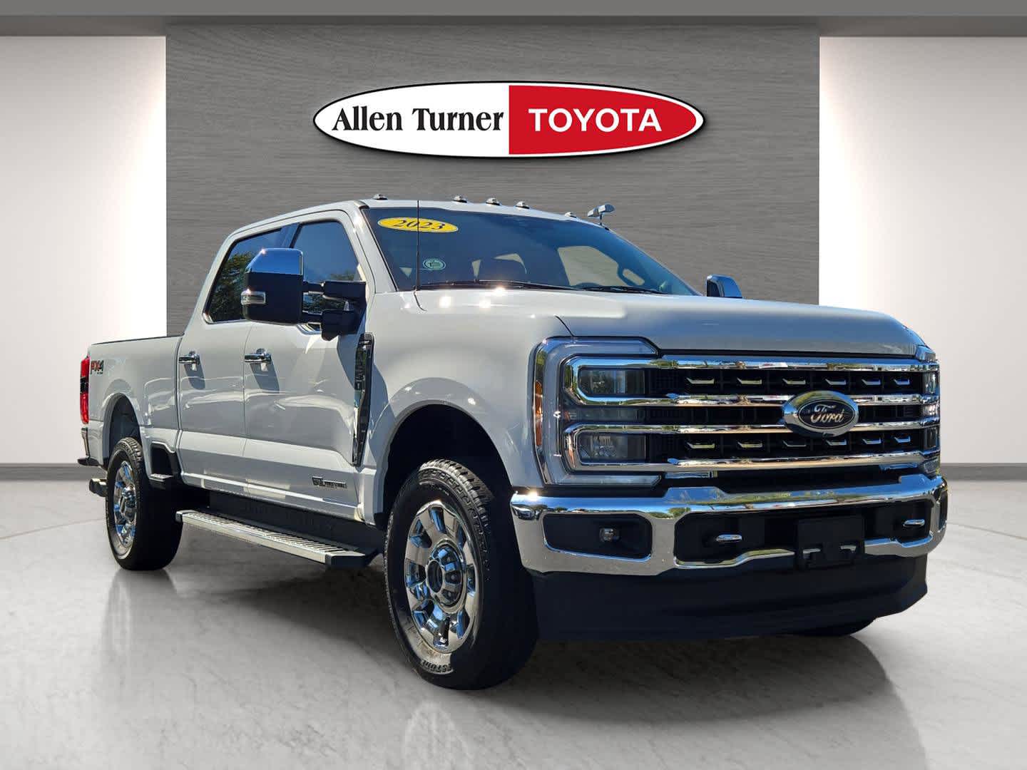 2023 Ford F-250 Lariat photo 2