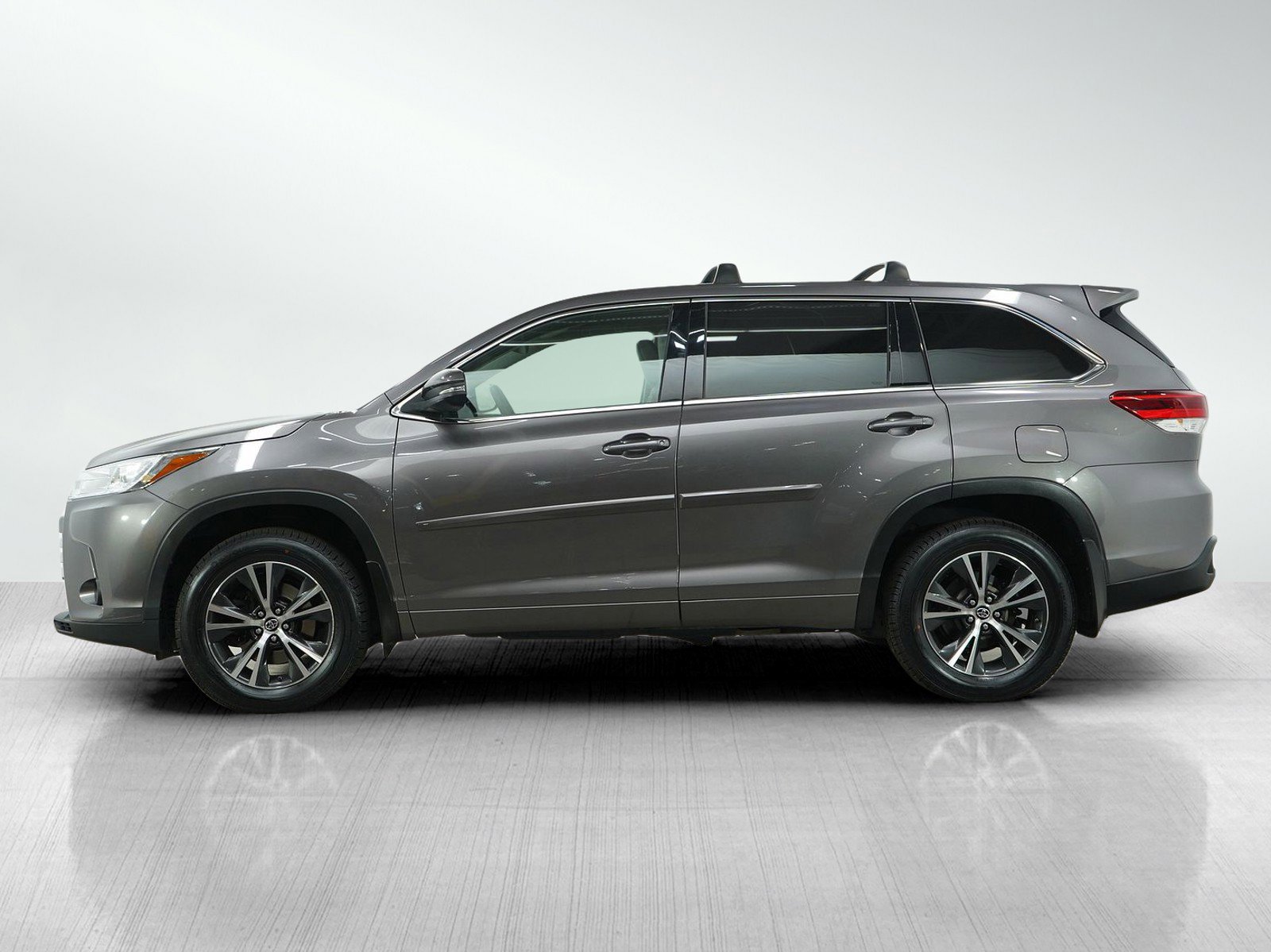 Used 2018 Toyota Highlander LE with VIN 5TDBZRFH1JS915101 for sale in Burnsville, Minnesota