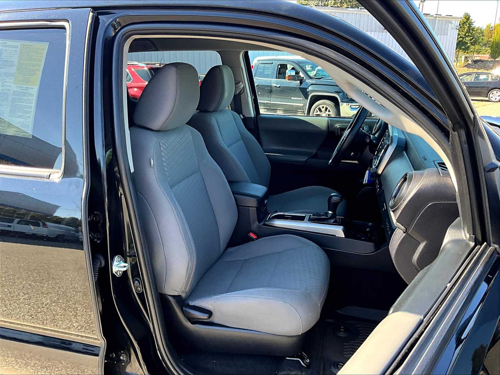 2021 Toyota Tacoma SR5 photo 11