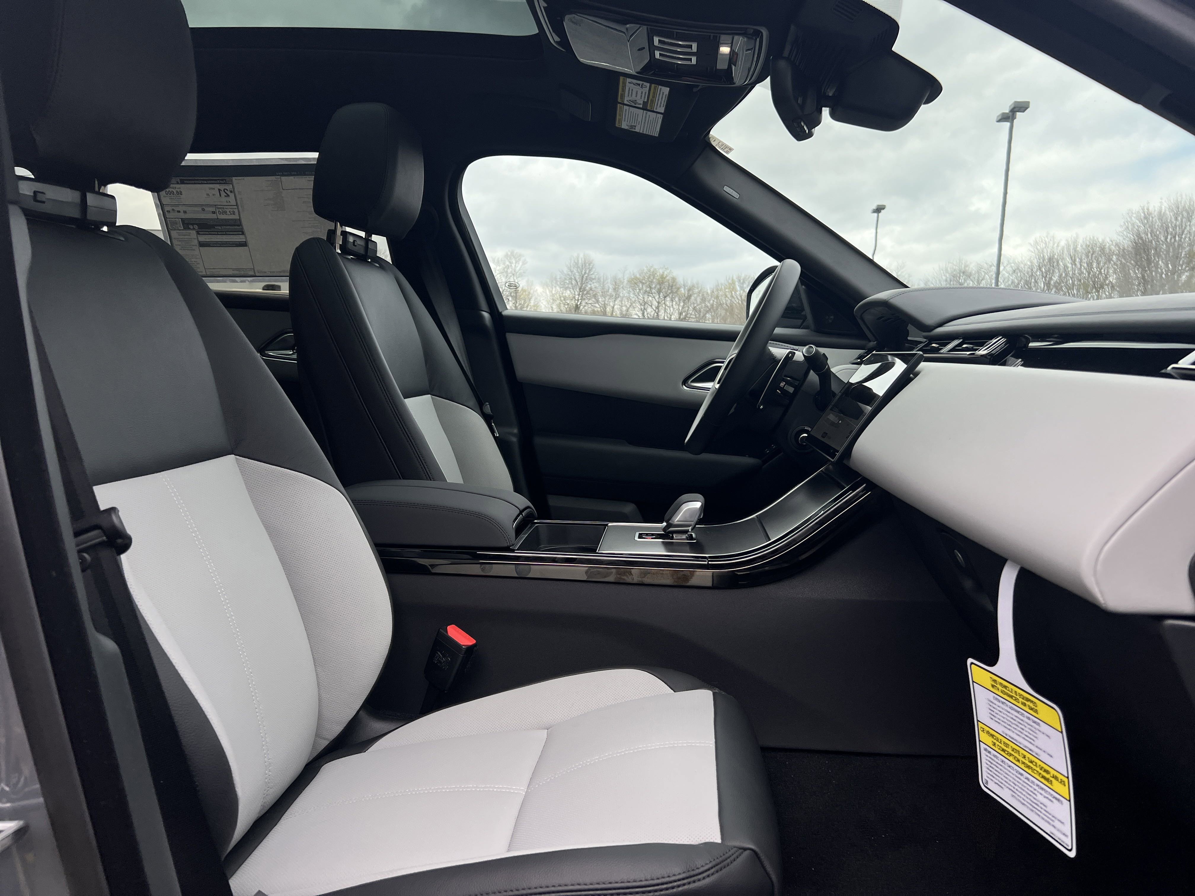 2026 Land Rover Range Rover Velar SE photo 3