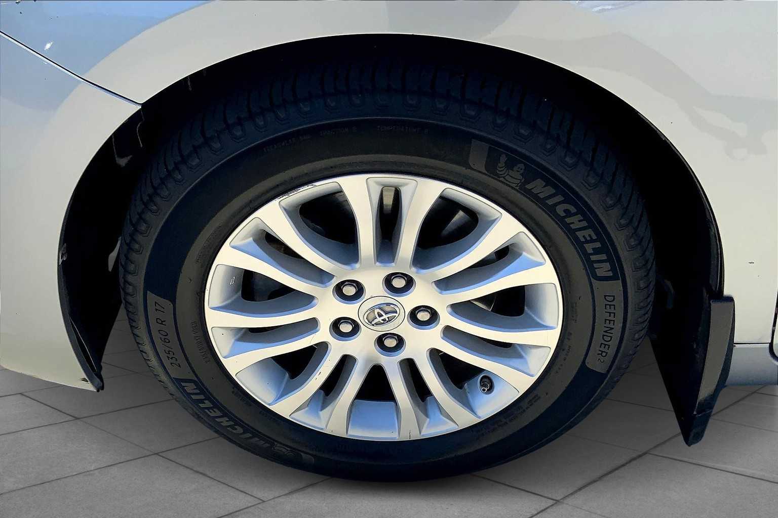 2017 Toyota Sienna XLE photo 9