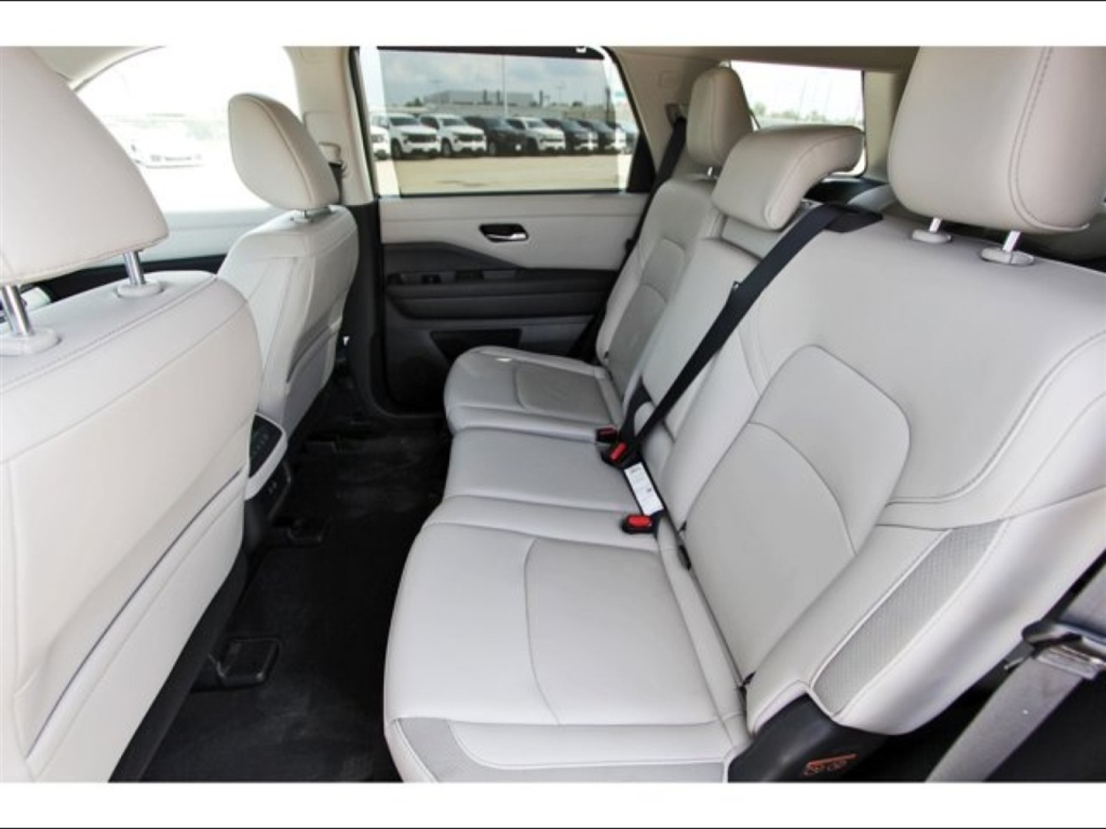 2025 Nissan Pathfinder SL - 10