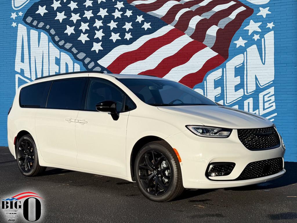 2026 Chrysler Pacifica Select's photo