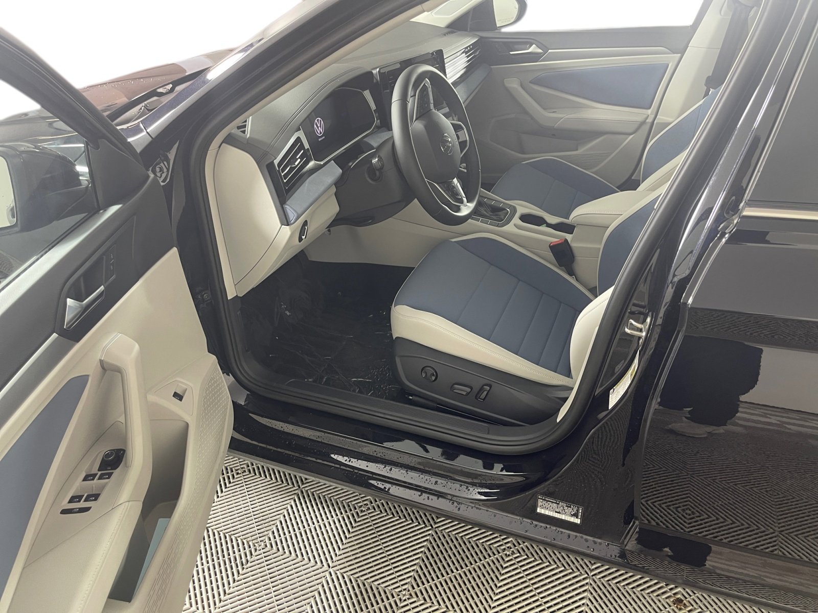 2025 Volkswagen Jetta SE photo 2