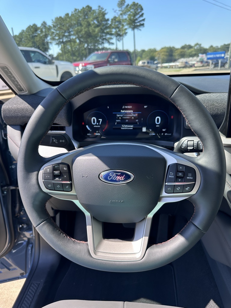 2025 Ford Explorer photo 14
