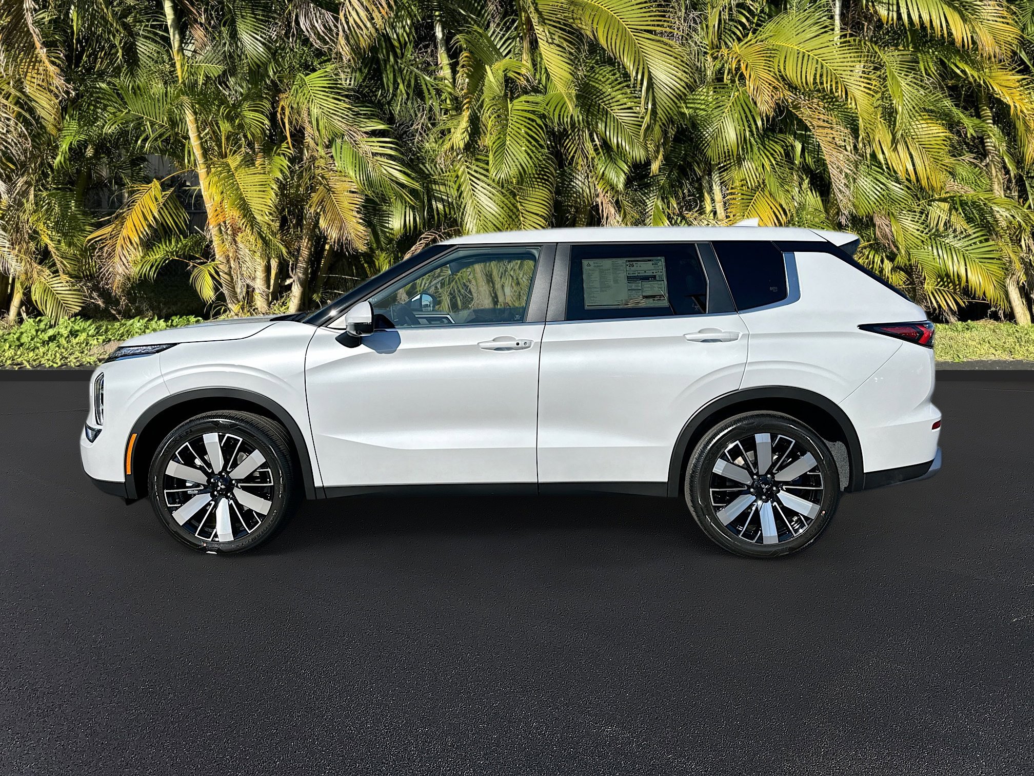 2025 Mitsubishi Outlander SE photo 2