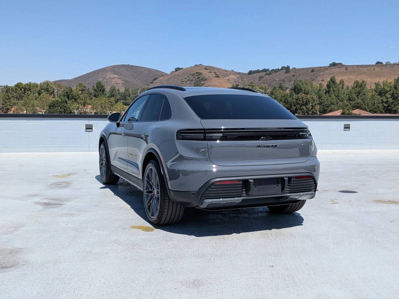 2025 Porsche Macan Electric photo 3