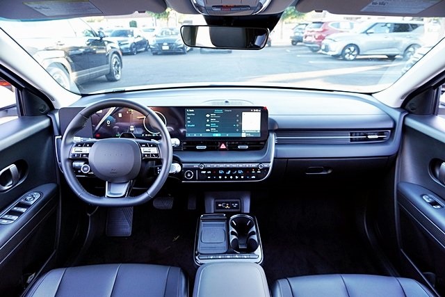 Used 2025 White Hyundai SEL image 17