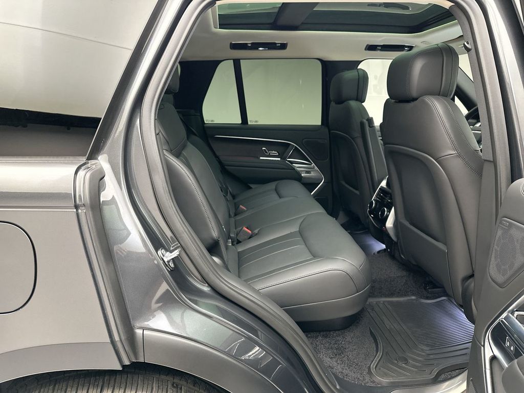2025 Land Rover Range Rover SE photo 6