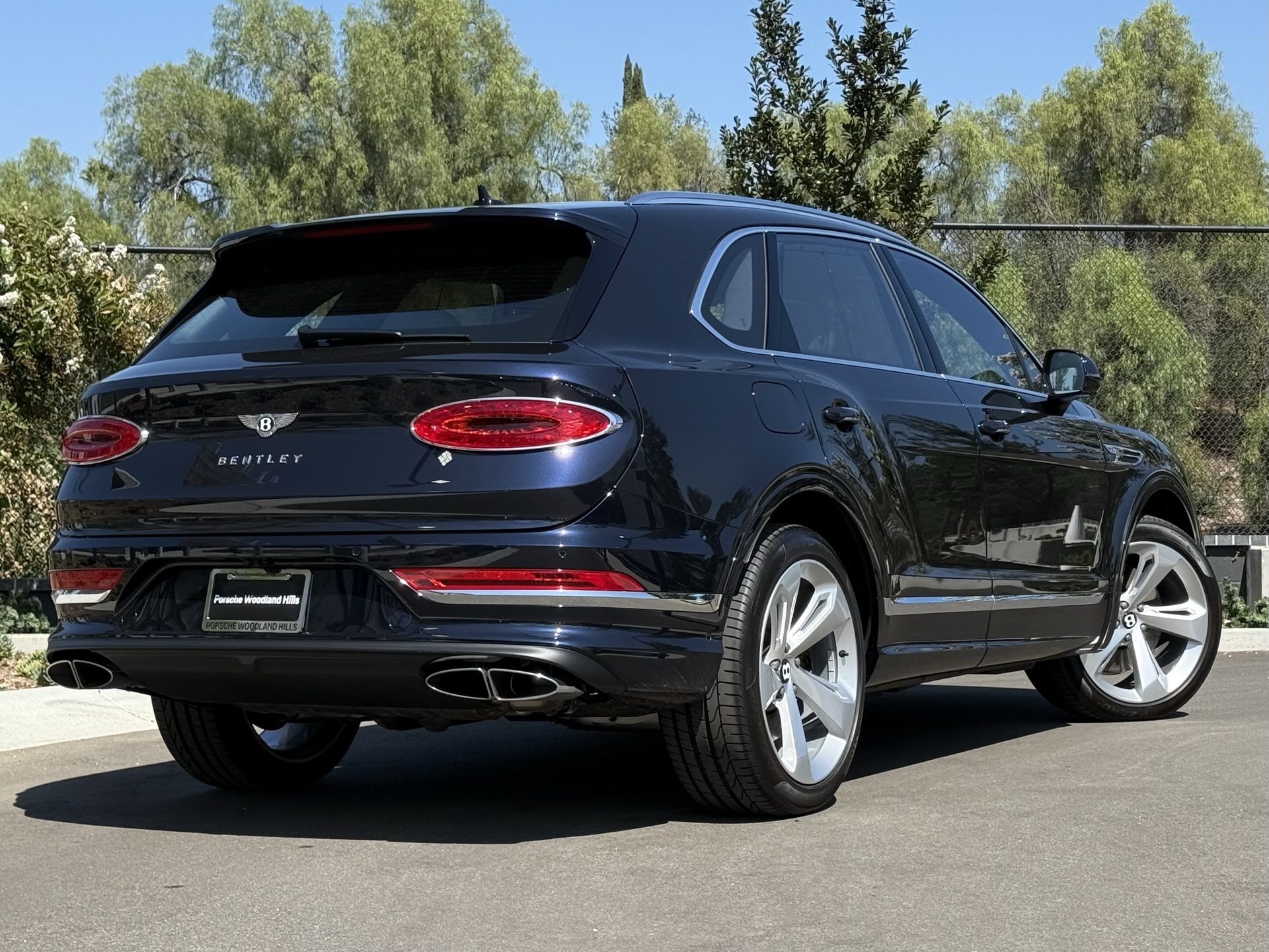 2024 Bentley Bentayga V8 photo 6