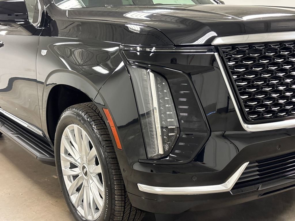 2025 Cadillac Escalade Luxury photo 2