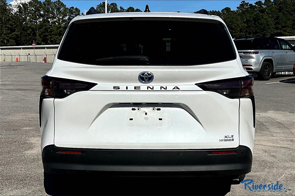 2023 Toyota Sienna XLE photo 5