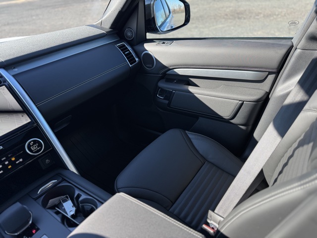 2025 Land Rover Discovery SE photo 11