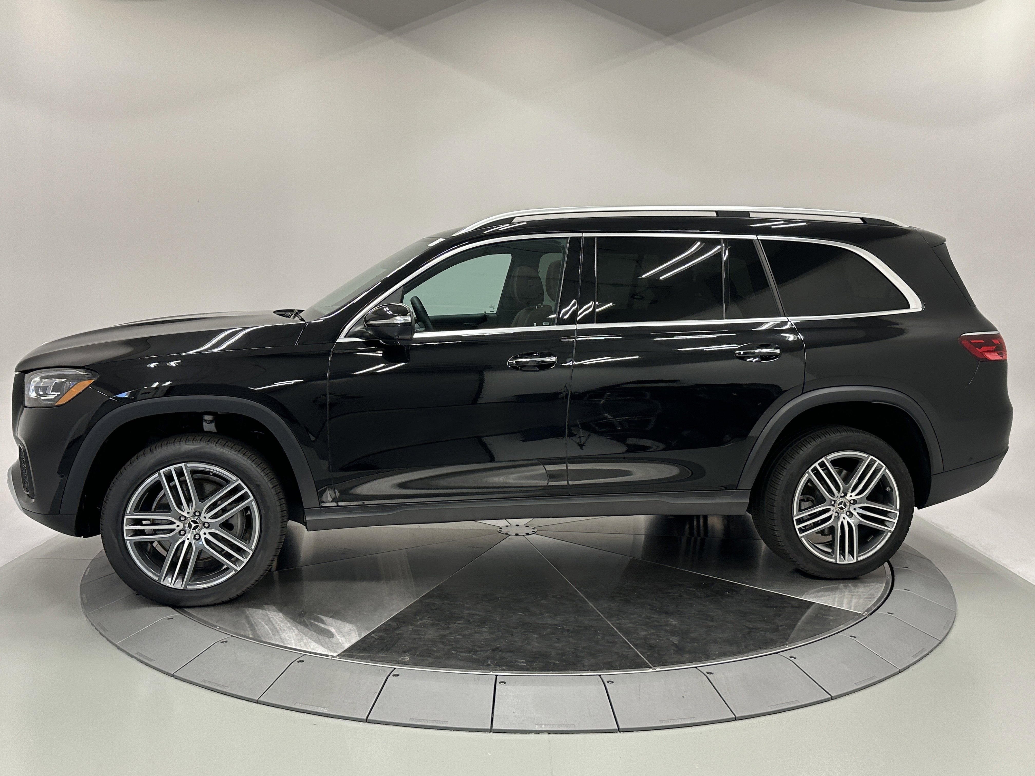 2024 Mercedes Benz GLS 450 4MATIC photo 4